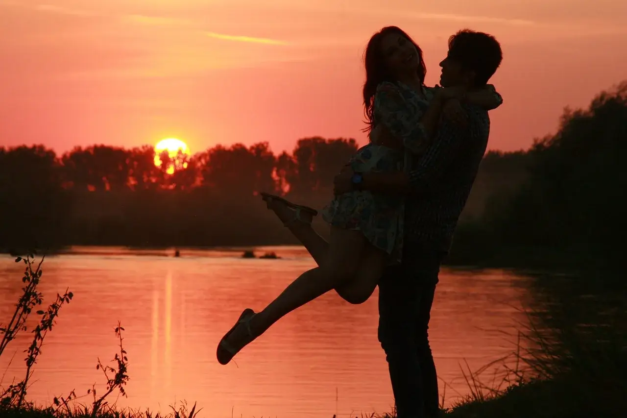 A couple hugging at sunset, representing a good relationship.
