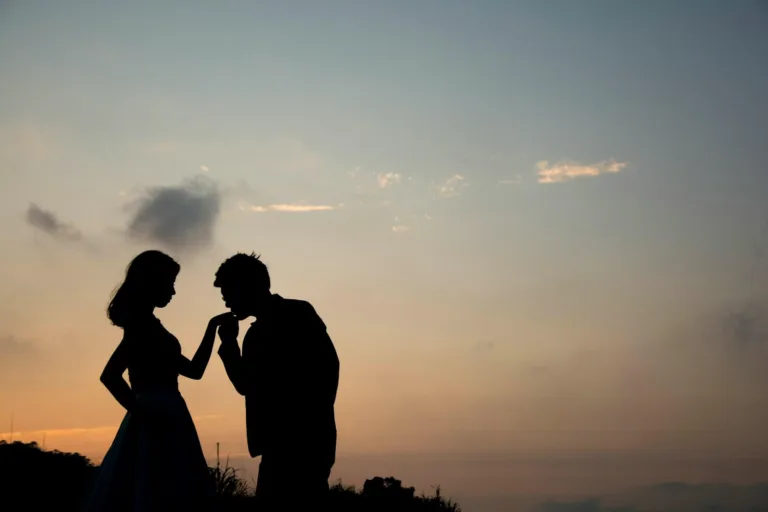 A silhouette of a happy couple at sunset, representing qualities of a good partner in a relationship.
