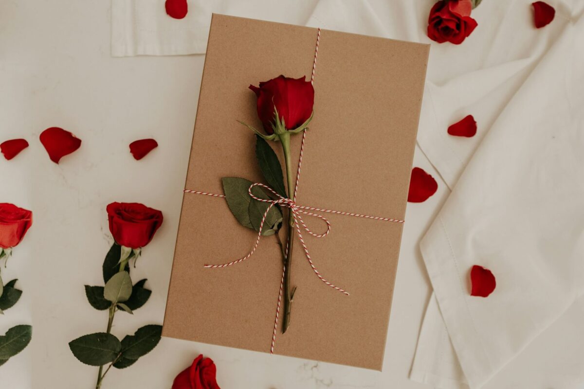 Roses and a gift, representing the best Valentine's day gifts for him, 2026 guide.
